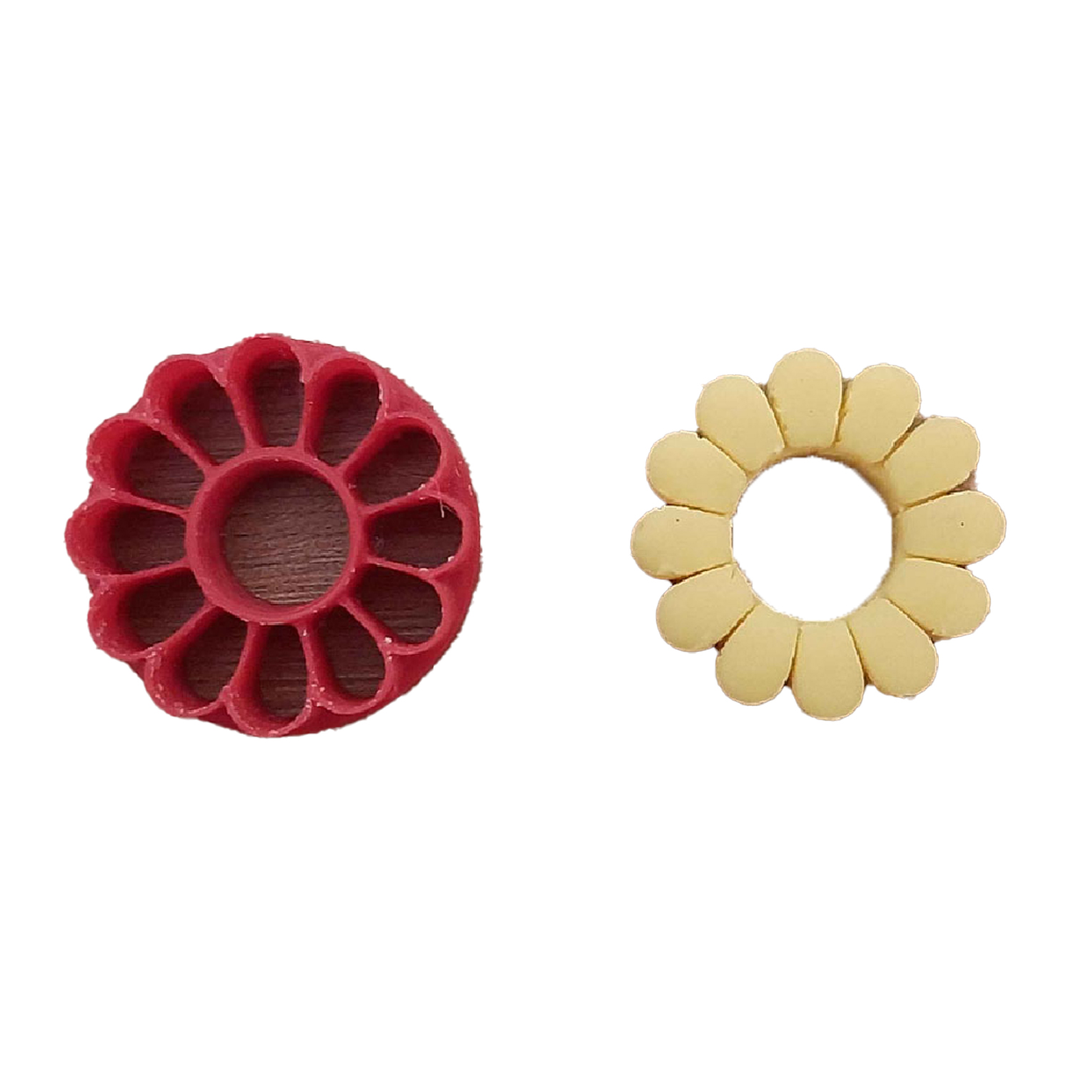 کاتر شیرینی طرح گلدیس هویکو سایز 4 کد 116